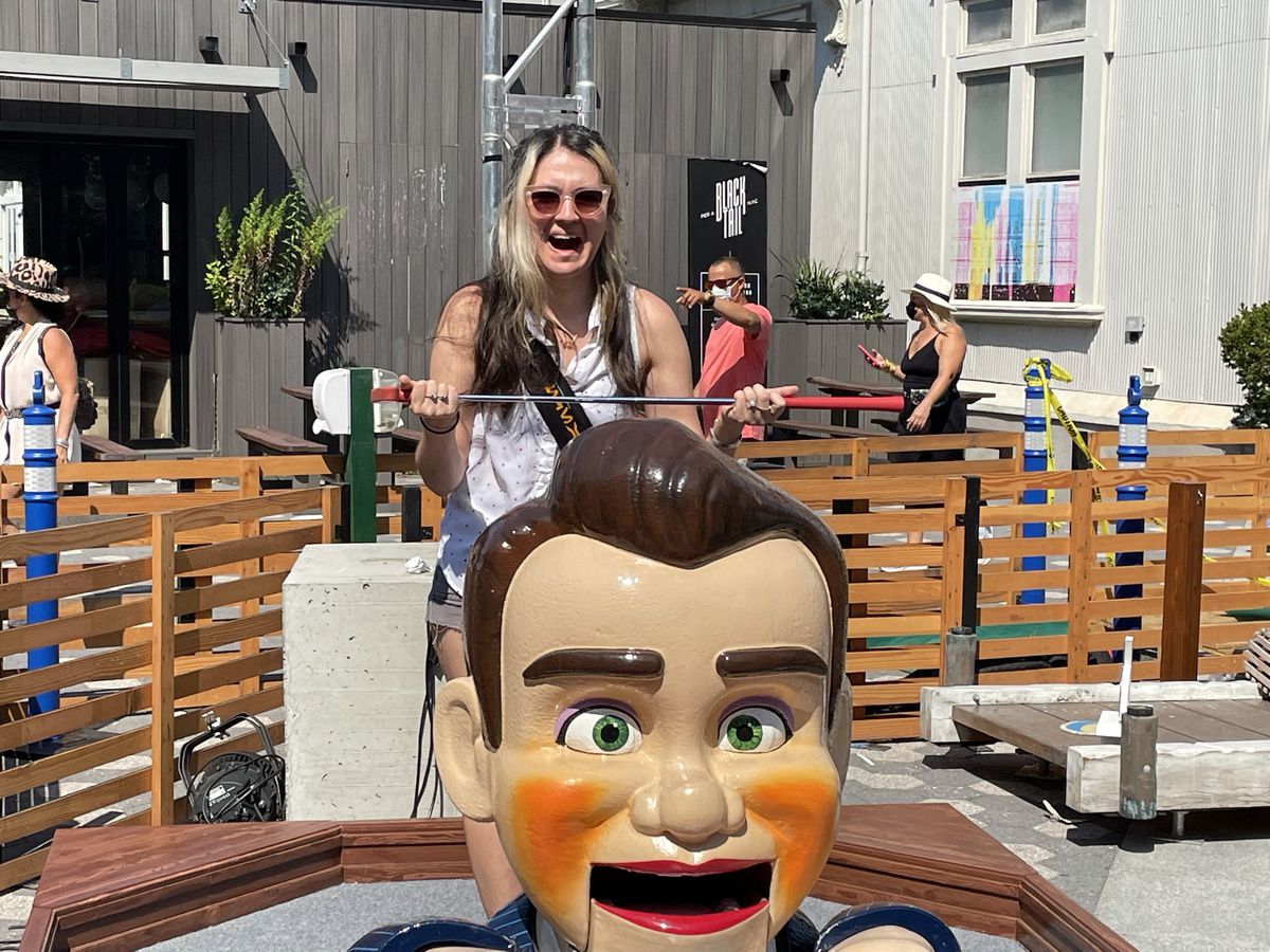 petrana posa davanti al manichino ventriloquo, facendo la stessa faccia che è