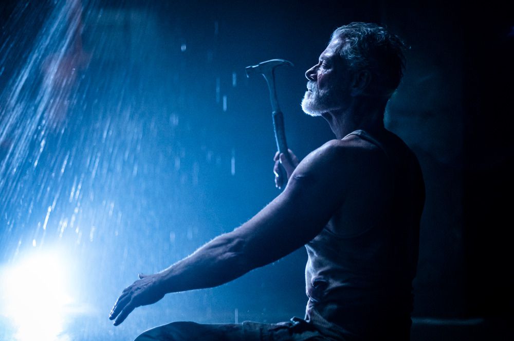 Il personaggio di Stephen Lang che tiene un martello in Don't Breathe 2