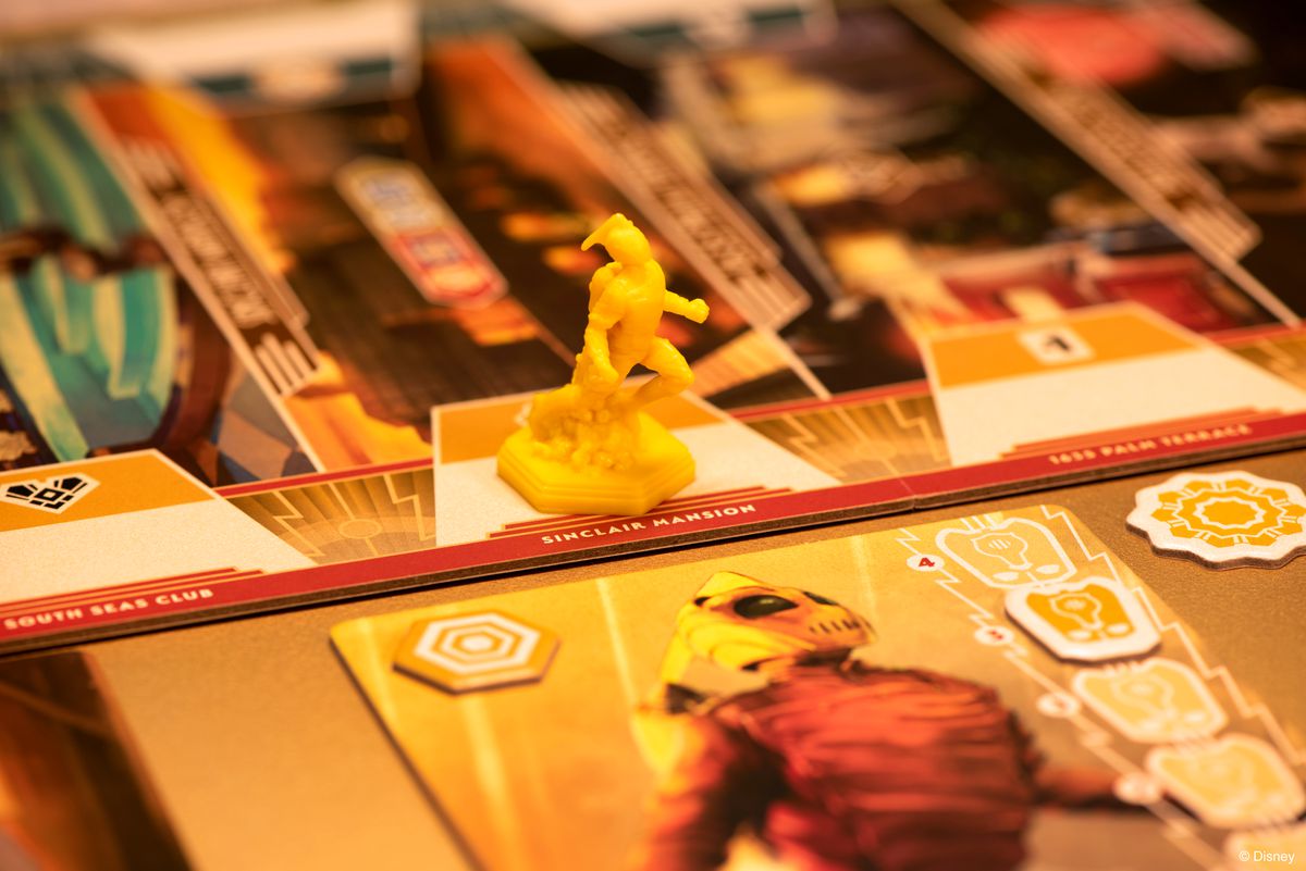 La miniatura di Rocketeer, ripresa sotto la luce gialla.