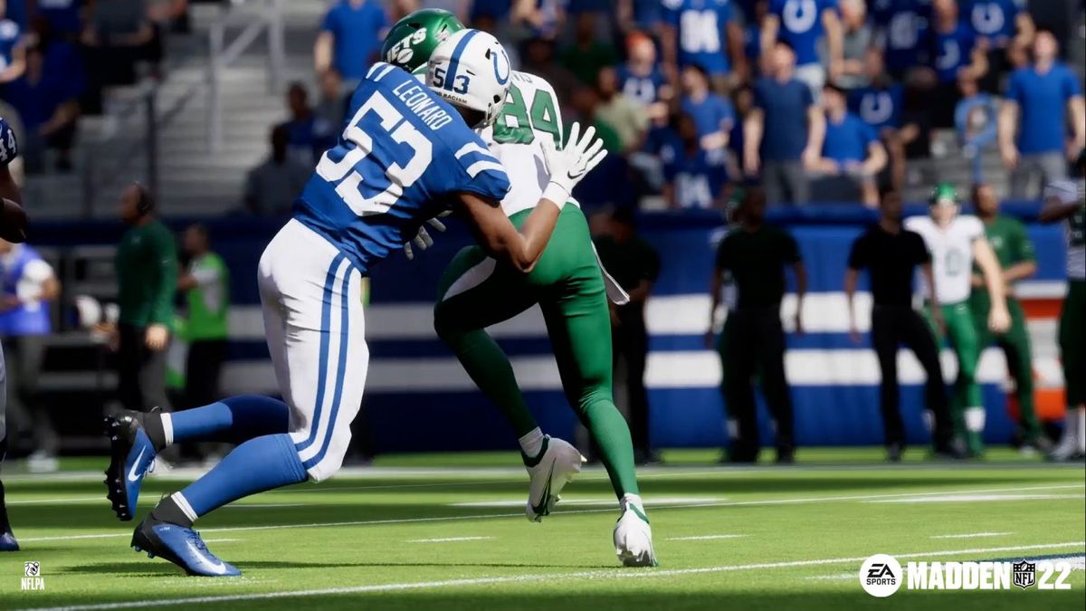 Un linebacker dei Colts insegue un portatore di palla sui New York Jets