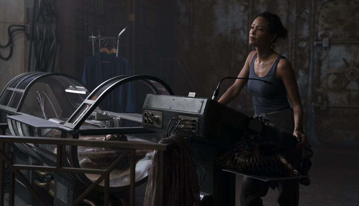 Thandiwe Newton si trova accanto a una vasca di immersione retro-futura in Reminiscence