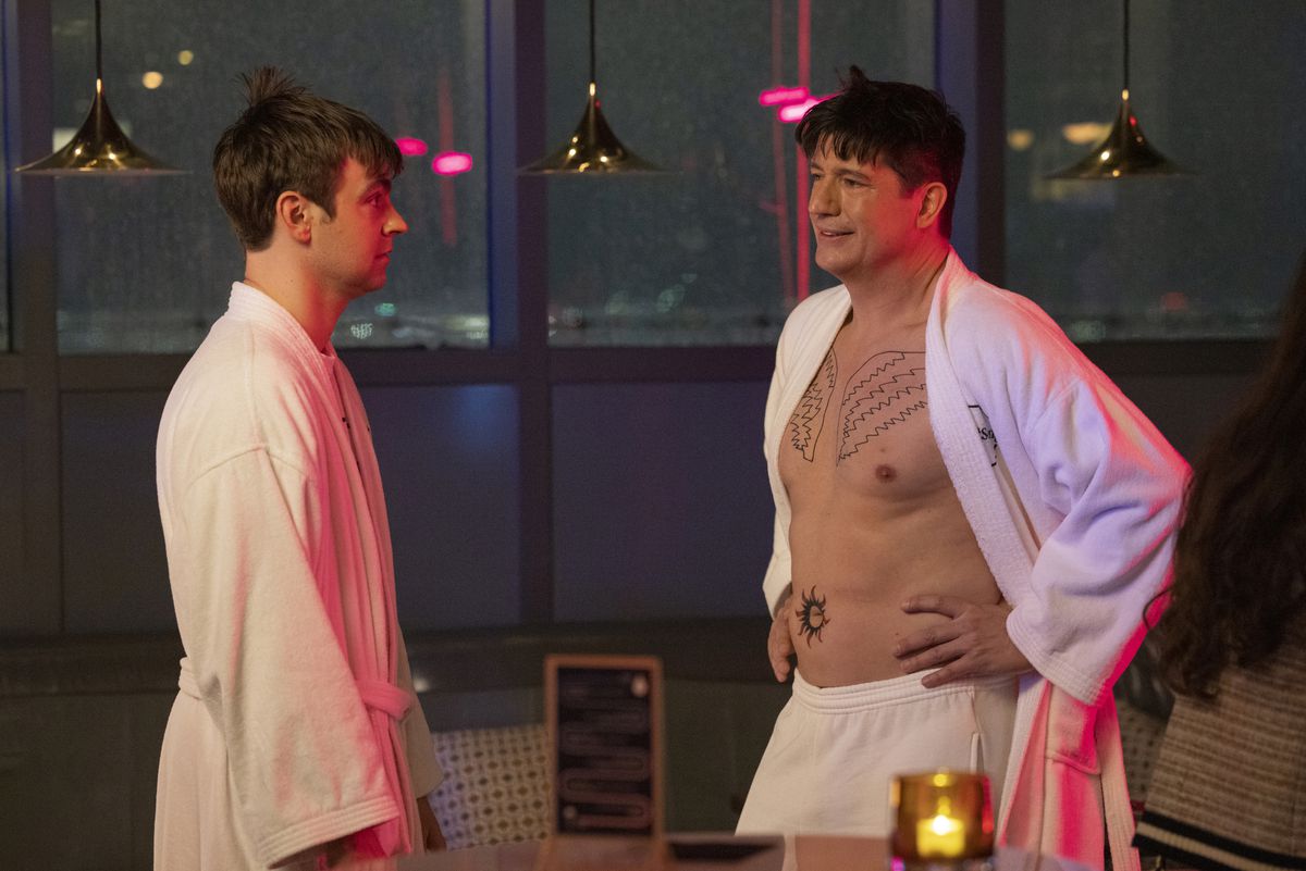 Streeter Peters rivela di avere nuovi tatuaggi di ali d'angelo sul petto per lo scioccato Cary Dubak nella commedia HBO Max The Other Two.