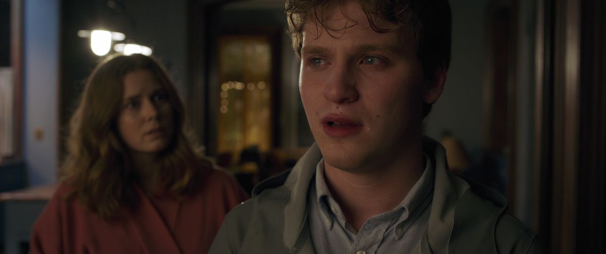 Fred Hechinger piange e Amy Adams ansima in La donna alla finestra