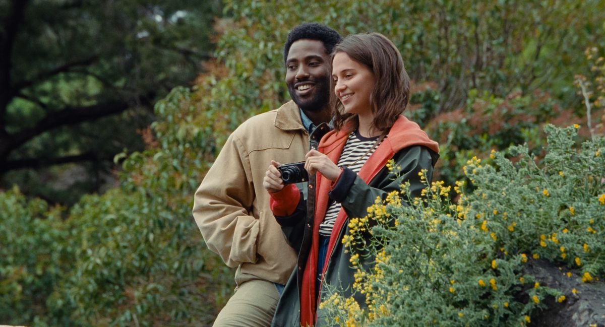 John David Washington e Alicia Vikander come turisti felici e condannati nell'apertura di Beckett di Netflix