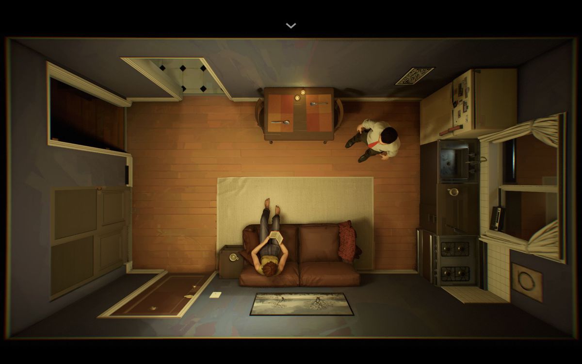 una ripresa dall'alto di un uomo che guarda una donna seduta su un divano a leggere un libro, in un appartamento in Dodici Minuti