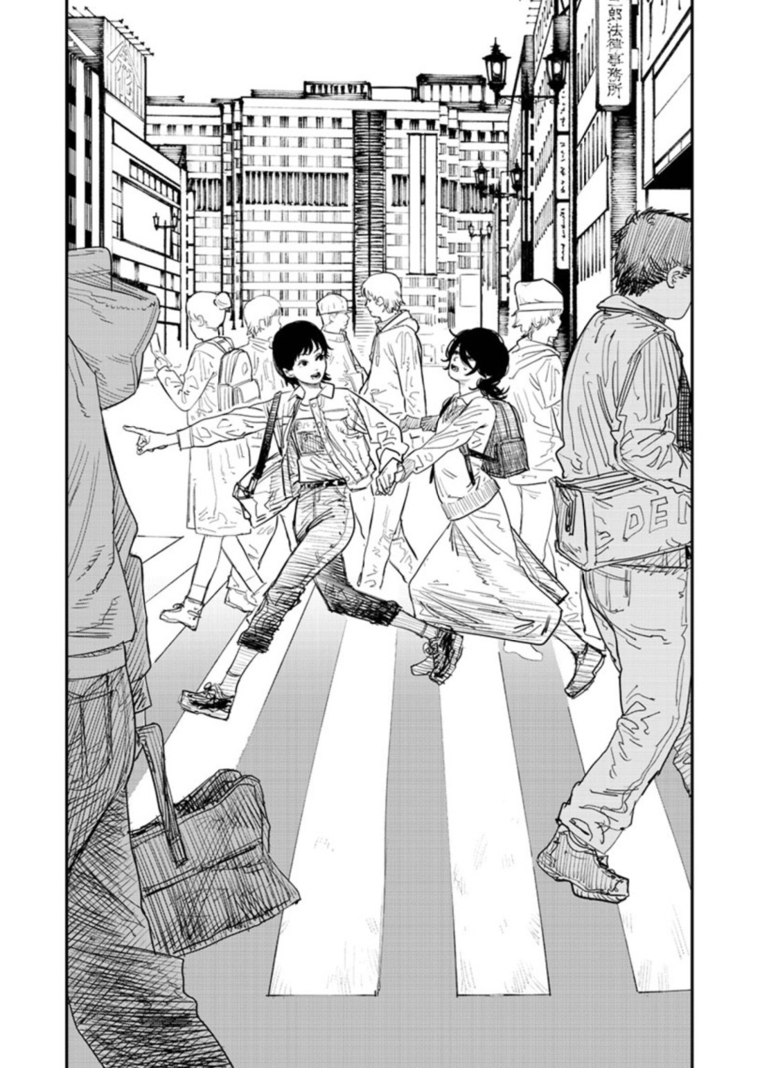 due ragazze che attraversano una vivace strada cittadina