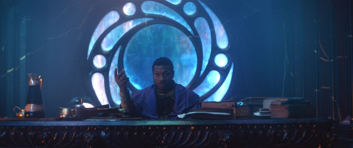 He Who Remains (Jonathan Majors) nella Cittadella nella prima stagione di Loki