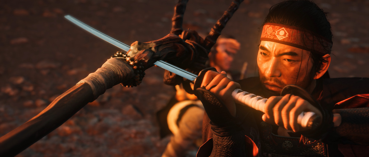 Jin Sakai blocca un colpo di una strana arma simile a una mazza, usando la sua katana dal manico bianco