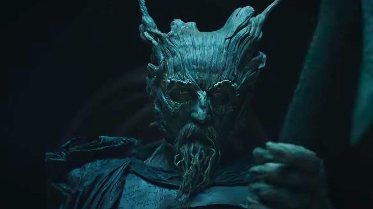 Ralph Ineson in costume intero in Il cavaliere verde