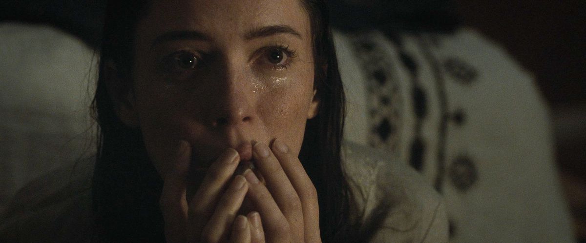 Rebecca Hall in The Night House, alza lo sguardo con orrore