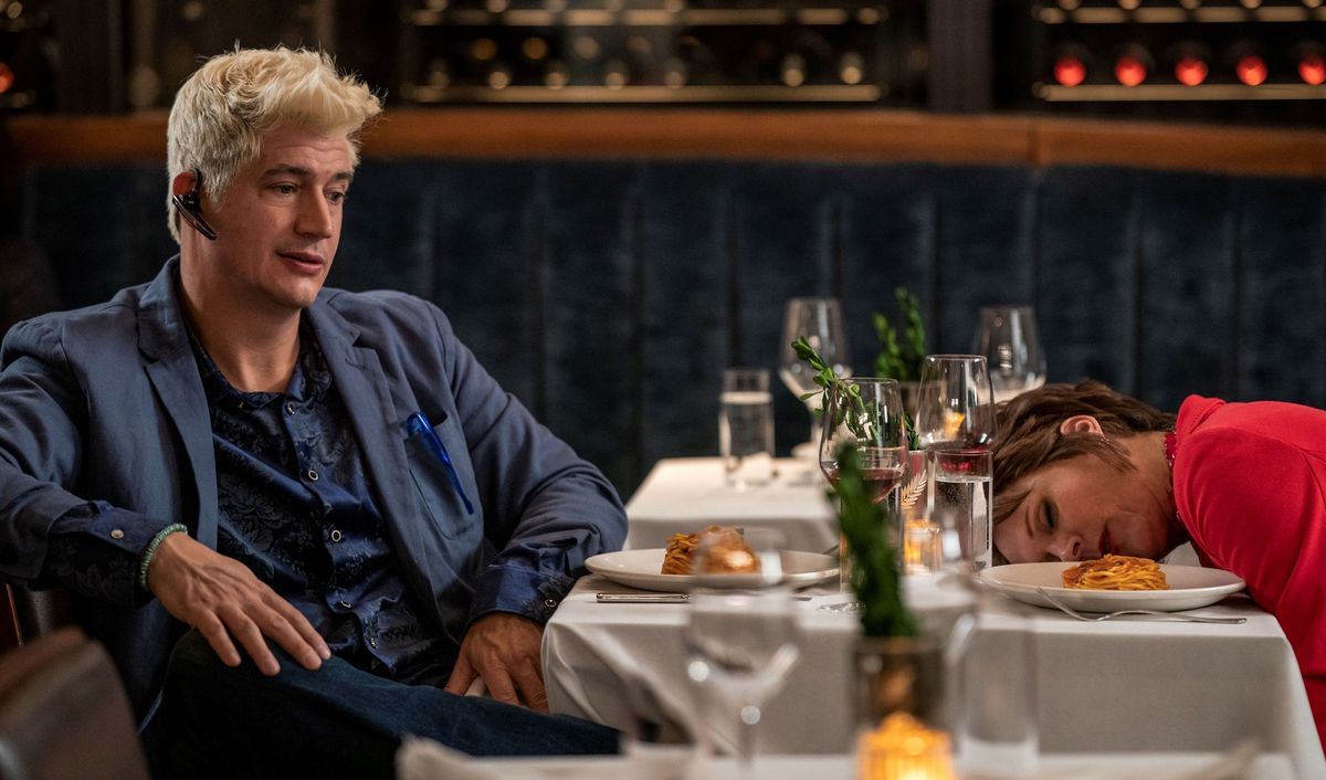 Il manager Streeter Peters partecipa alla cena con i capelli biondi in modo allarmante, la mamma Pat Dubak sviene accanto ai suoi spaghetti nella commedia di HBO Max The Other Two.