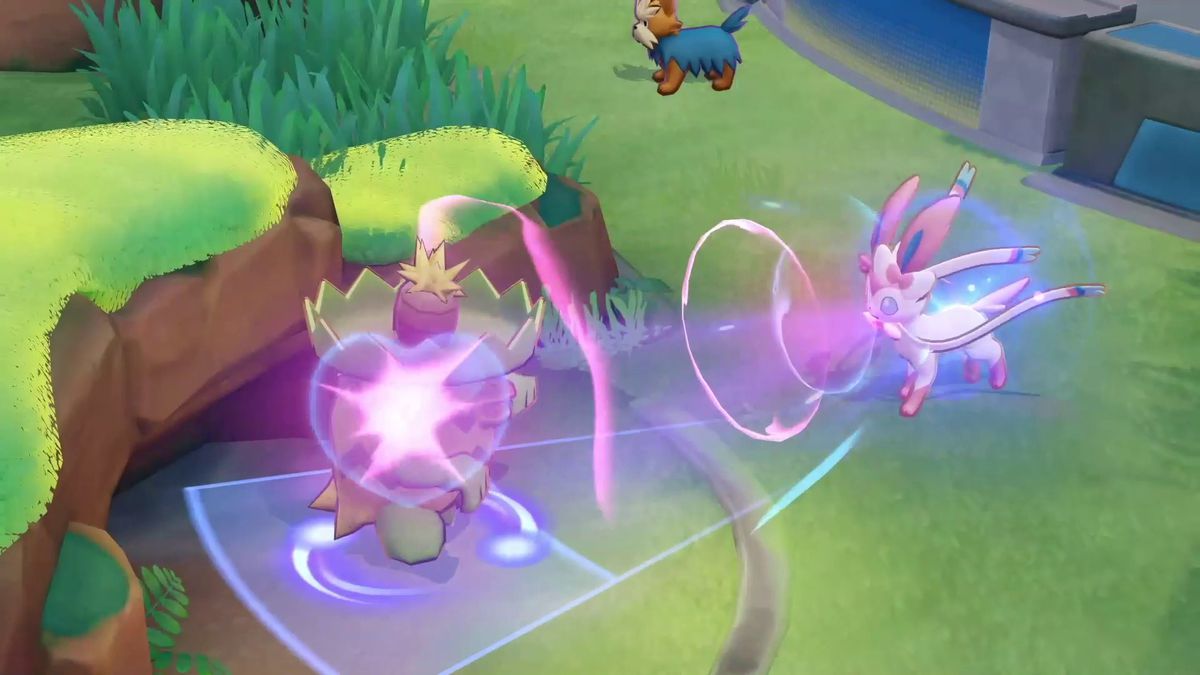 Sylveon attacca Ludicolo in Pokémon Unite