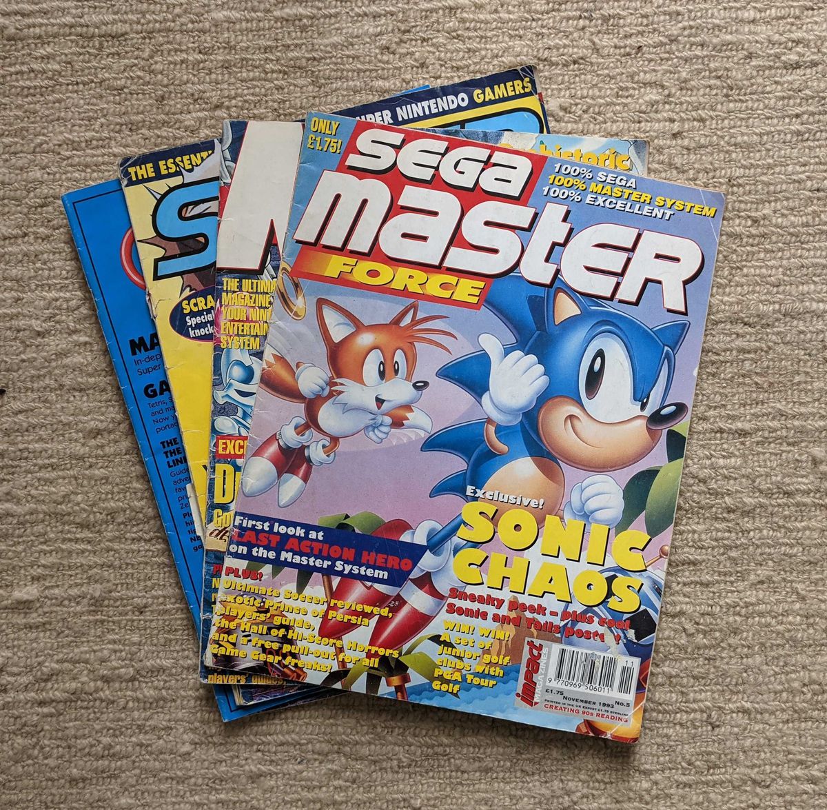 Una pila di vecchie riviste di videogiochi