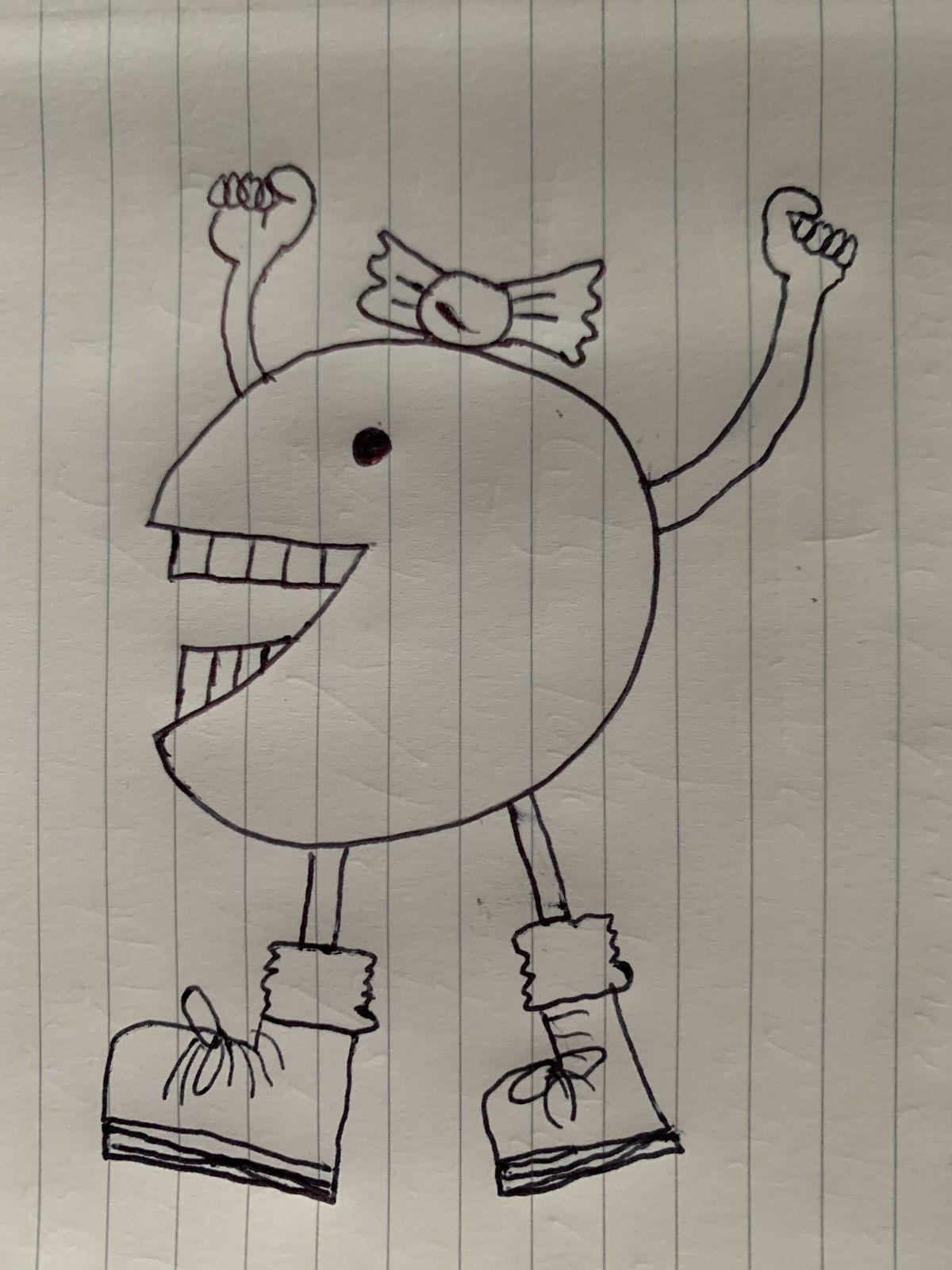 La signora Pac-Man, indossa un paio di stivali Timberland, scopre i denti