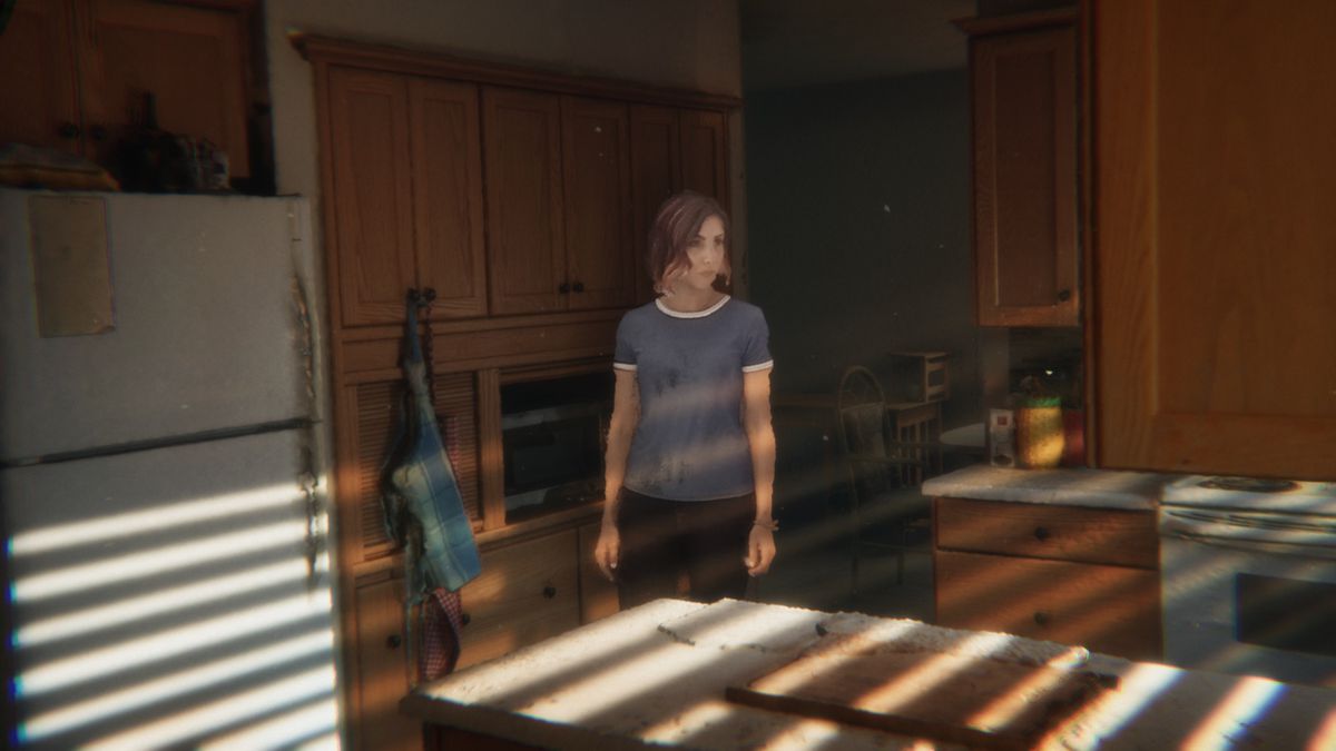 Un'inquadratura approssimativa di una delle sequenze volumetriche di Demonic, con un attore che entra in una cucina drammaticamente illuminata