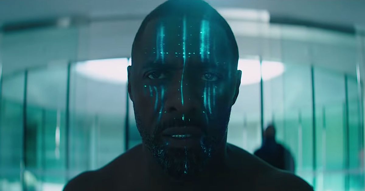 Idris Elba in Hobbs & Shaw, a torso nudo e con luci elettroniche blu su e giù per il viso