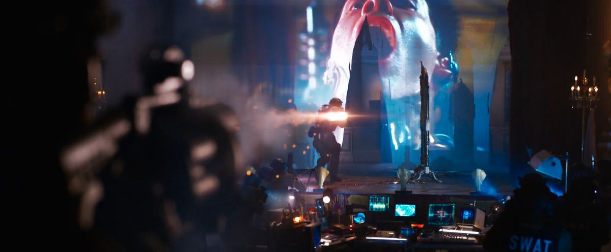 Neo walks in front of a version of Neo from The Matrix in The Matrix Resurrections