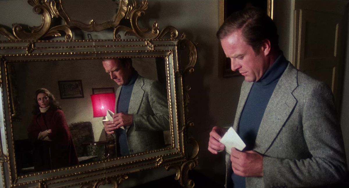 Franscesco Ducci (Gianni Garko) e Virginia Ducci (Jennifer O'Neill) aprono una lettera di fronte a uno specchio riflettente.