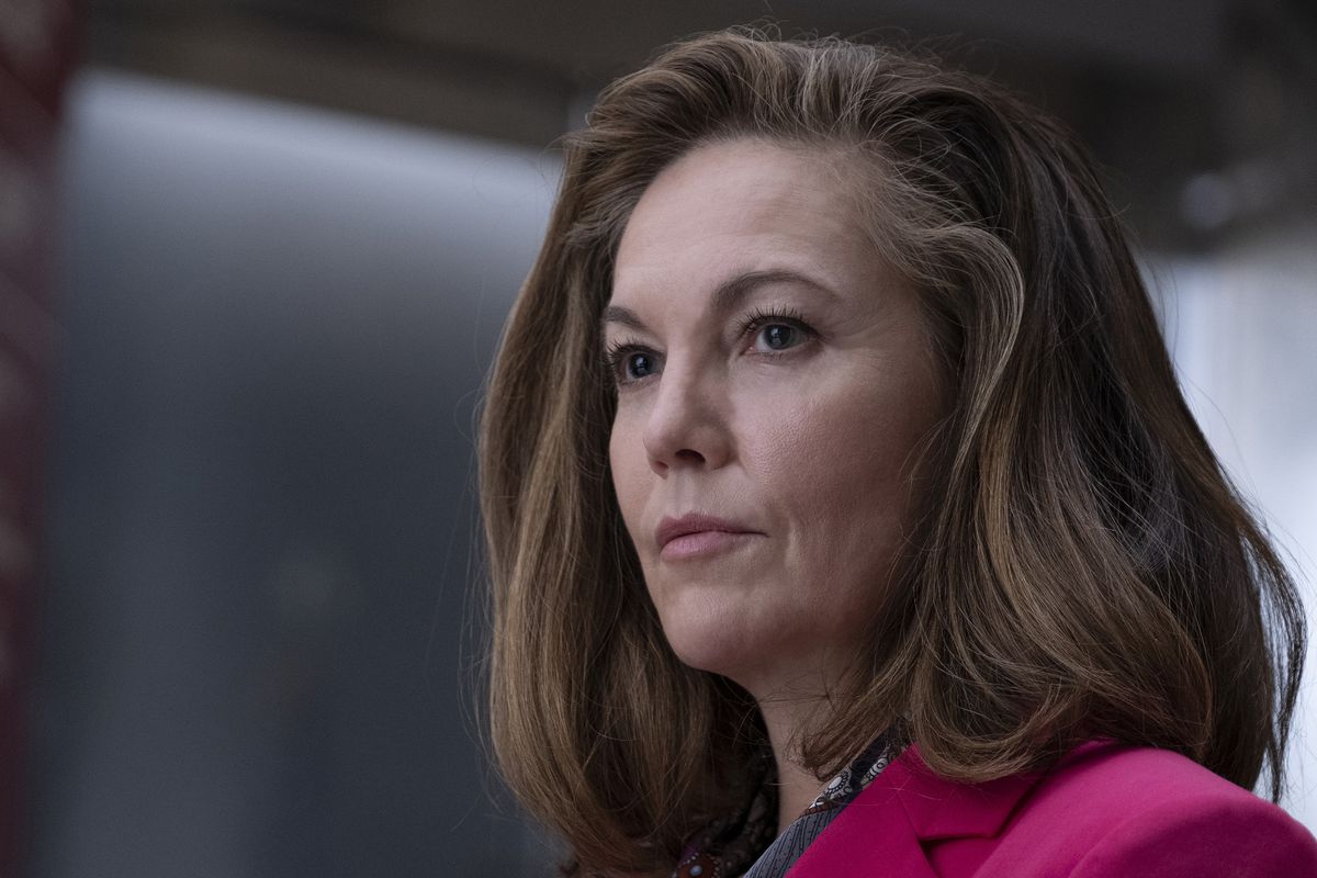 Diane Lane in primo piano nei panni del presidente Brown in Y: The Last Man