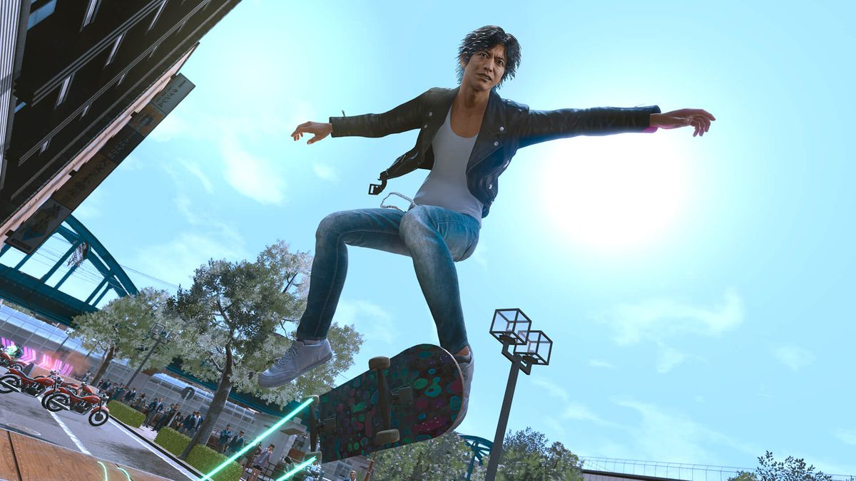 Il protagonista di Lost Judgment Takayuki Yagami su uno skateboard