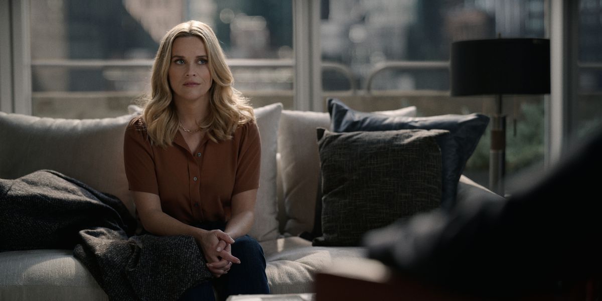 Reese Witherspoon nei panni di Bradley Jackson siede su un lussuoso divano nella seconda stagione di The Morning Show.