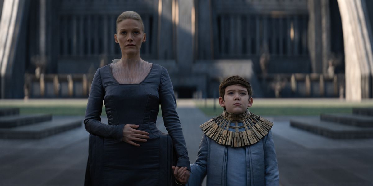 Laura Birn come Eto Demerzel e Cassian Bilton come Brother Dawn in Foundation.