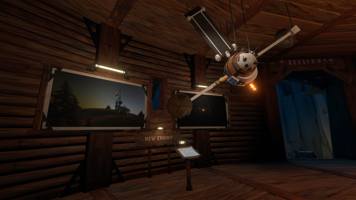 Screenshot da Outer Wilds: Echoes of the Eye raffigurante una nuova mostra nell'Osservatorio. La mostra contiene due immagini, una รจ una torre radio sul pianeta Timber Hearth e l'altra รจ una mappa del sistema solare con un satellite in orbita attorno all'asse z.