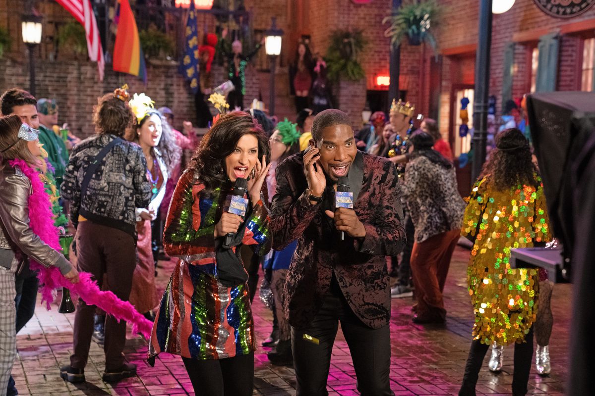 I corrispondenti dello spettacolo mattutino Allison Namazi e Daniel Henderson riferiscono in diretta da una festa di Capodanno nella seconda stagione di The Morning Show.