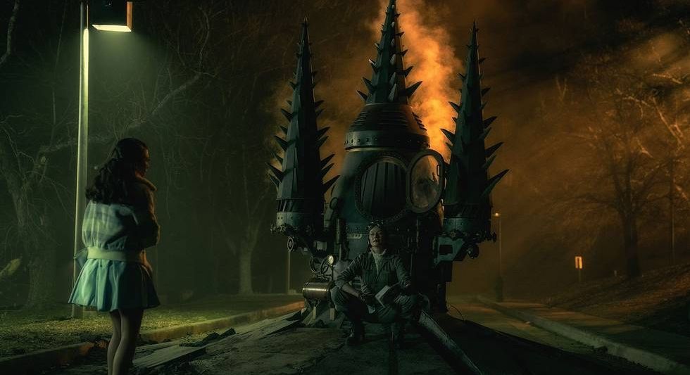 Michelle Gomez siede fuori di notte su un dispositivo come un minuscolo castello a spillo nella terza stagione di Doom Patrol