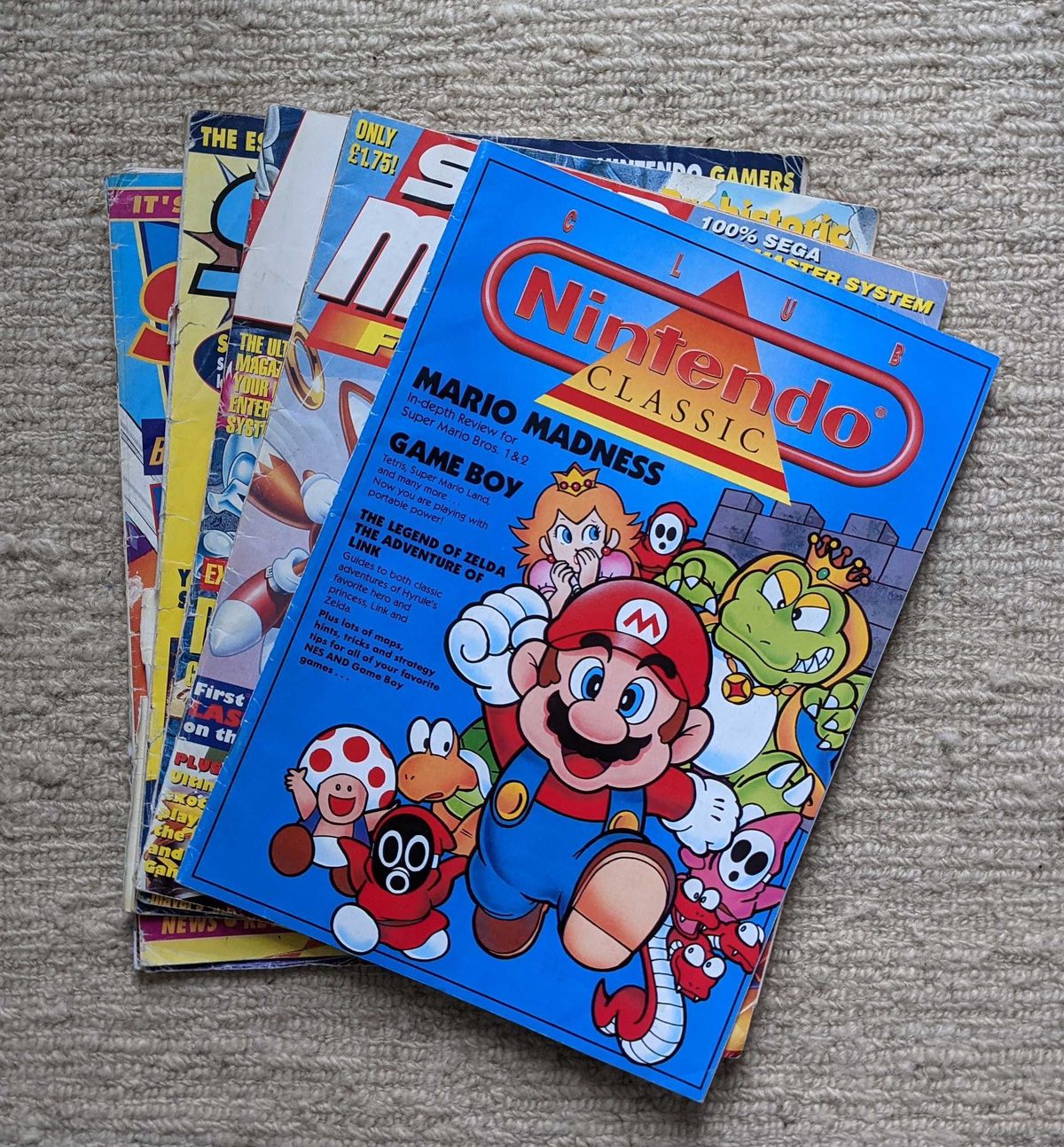 Una pila di vecchie riviste di videogiochi