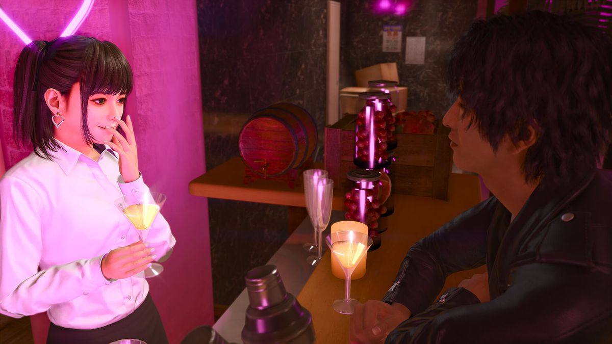 Il protagonista di Lost Judgment Takayuki Yagami beve un Martini con una giovane donna