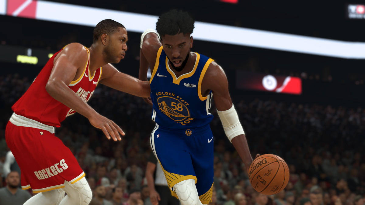 Un giocatore con i Golden State Warriors dribbla vicino a un difensore con l'uniforme del passato degli Houston Rockets