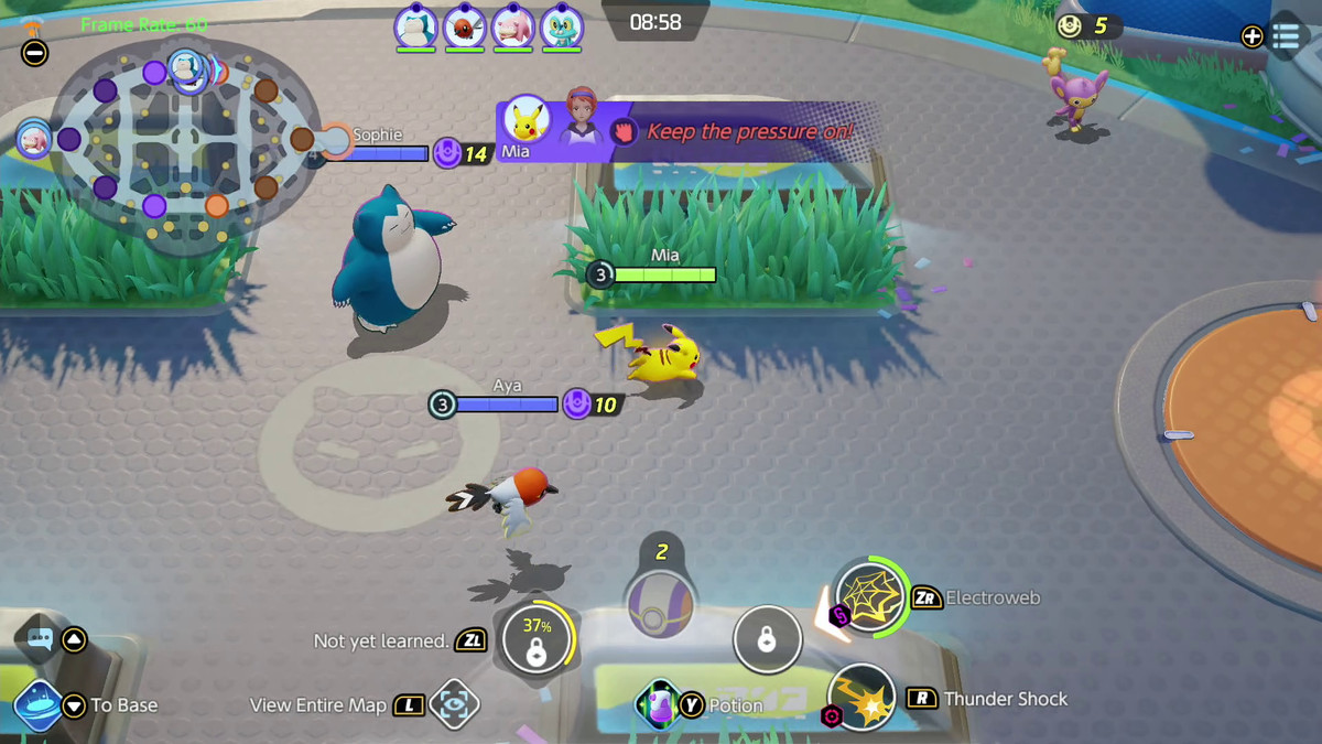 Pikachu guida la carica attraverso l'arena in Pokemon Unite. è vicino a Snorlax e Fletchling.