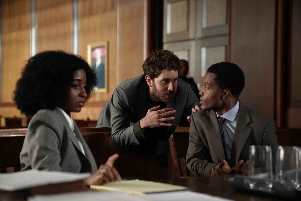 Ayo Edebiri, Ben Platt e Jermaine Fowler si riuniscono in un'aula di tribunale nell'episodio 1 di FX su The Premise di Hulu.