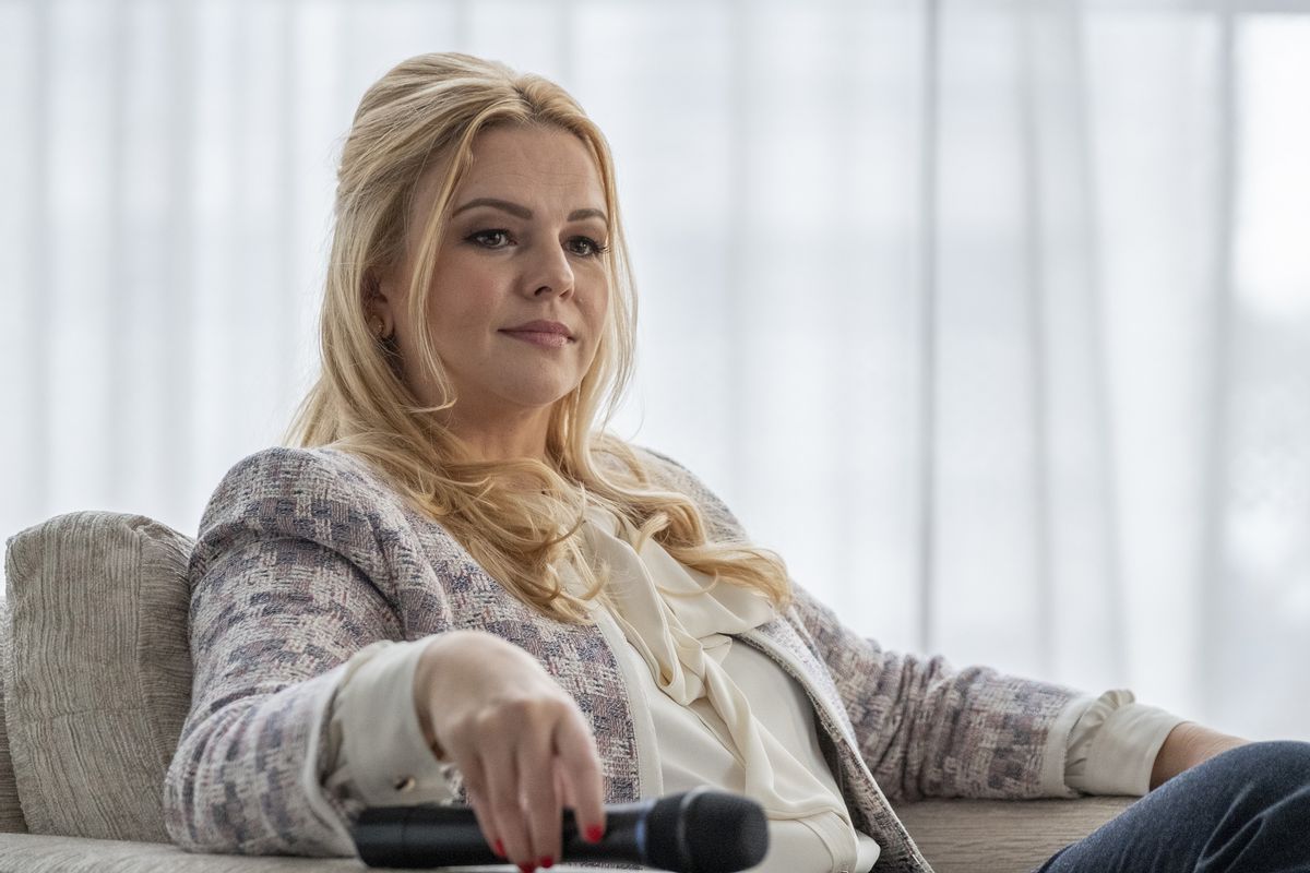 Amber Tamblyn nei panni di una figlia bionda un po' familiare, sottovalutata e politicamente attiva in Y: The Last Man