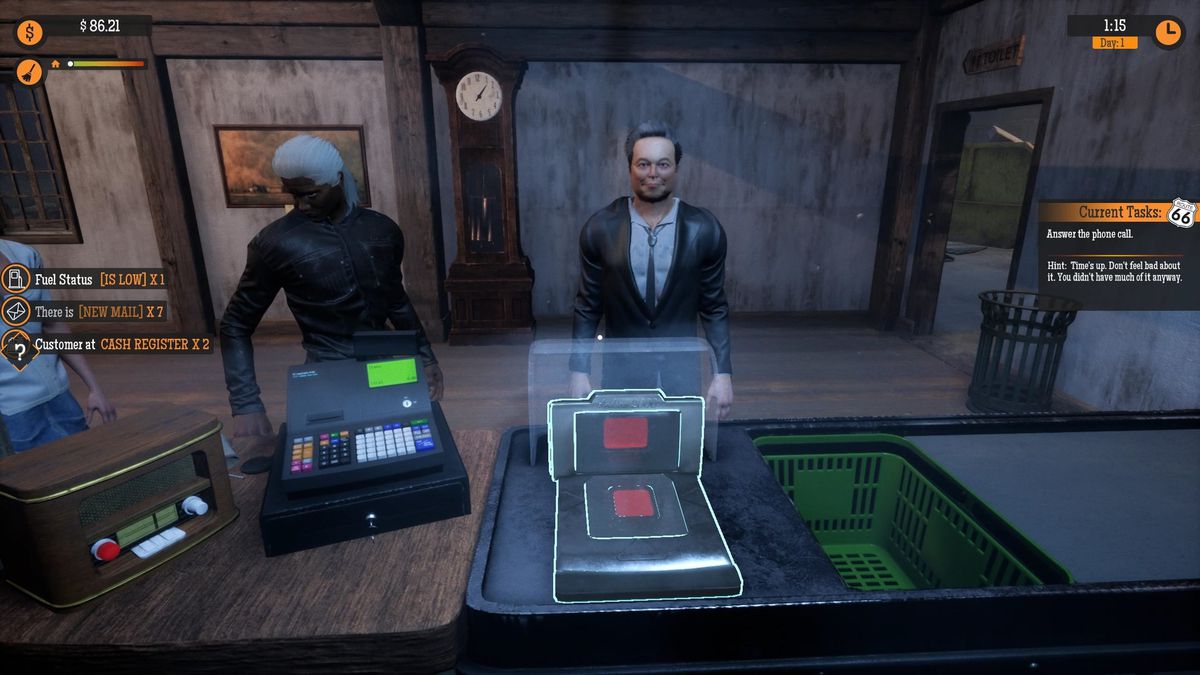 Un uomo alla cassa in un minimarket di una stazione di servizio