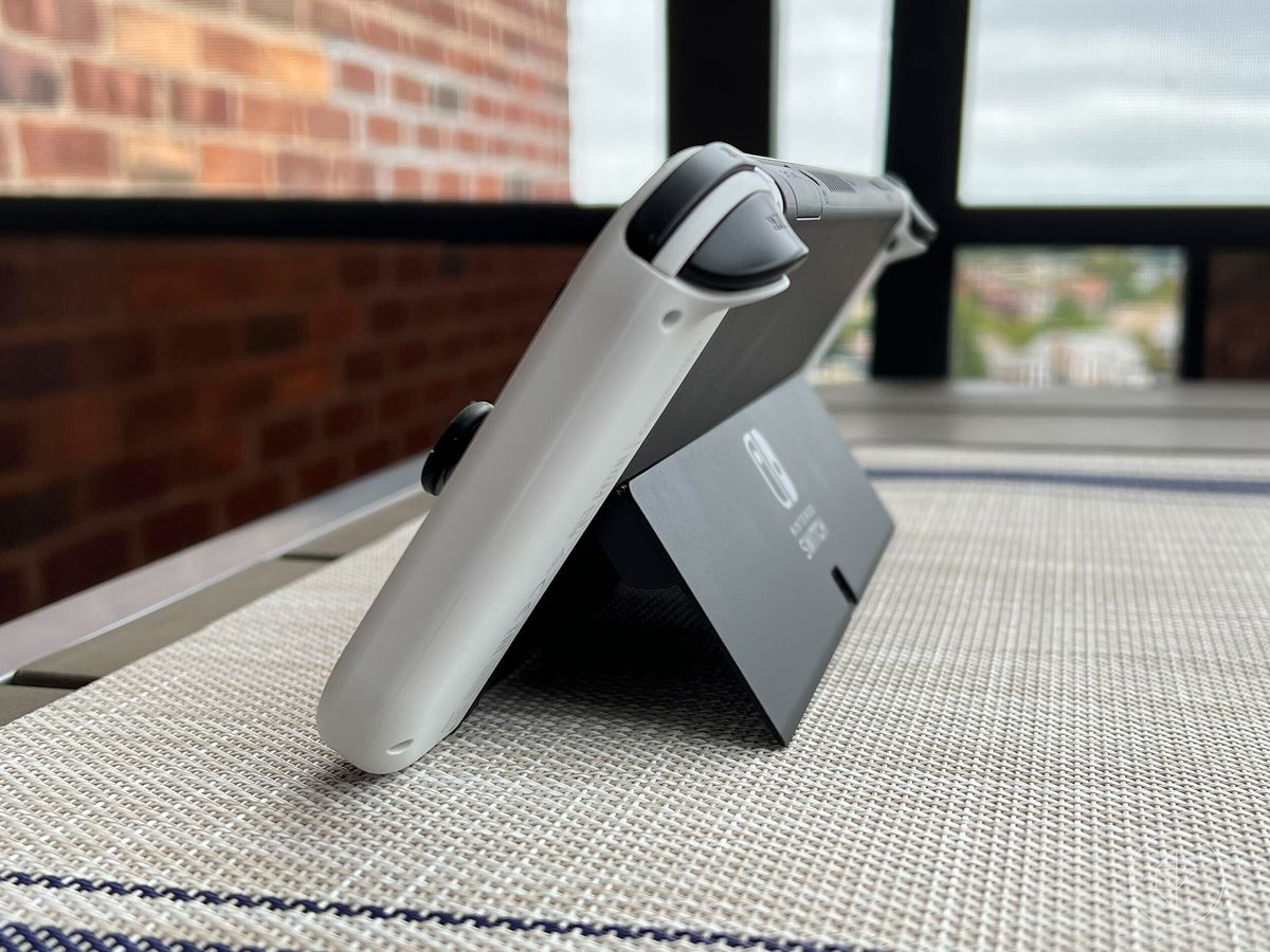 una foto del lato dello Switch OLED, che mostra il cavalletto a tutta larghezza