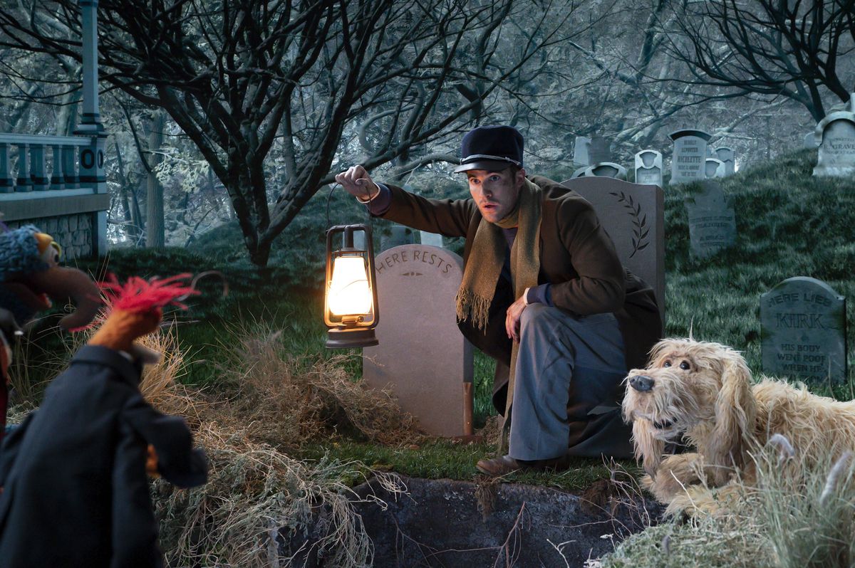 darren criss in un cimitero nella casa dei fantasmi dei muppets