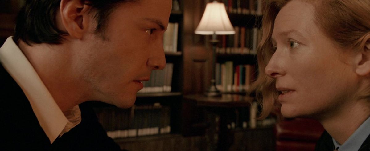 Constantine talks to Gabriel in a library