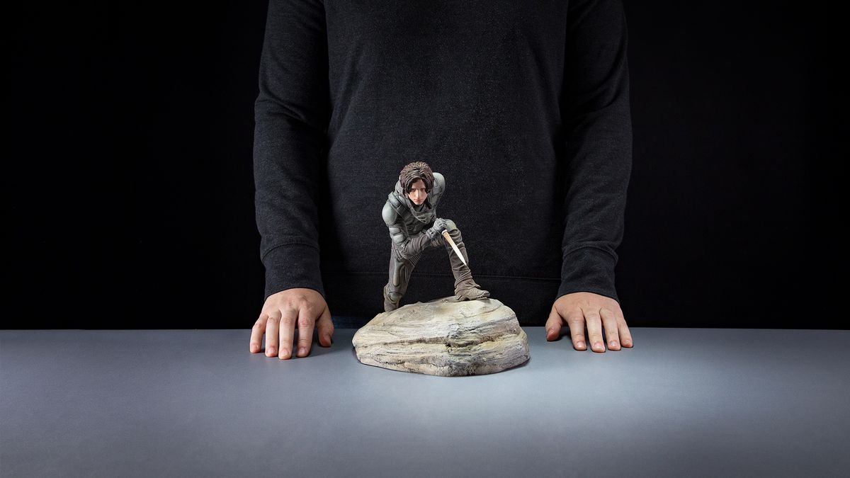 Un uomo sta davanti alla sua statua di Timothée Chalamet Paul Atreides come una persona normale