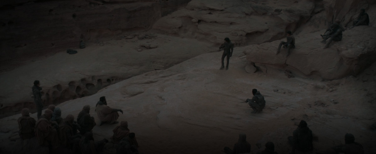 I Fremen si riuniscono attorno a Paul Atreides prima di un duello all'ultimo sangue nel deserto di Dune (2021).