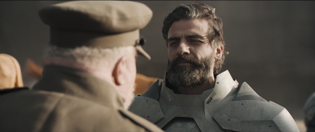 Il duca Leto Atreides saluta Thurfir Hawat su Arrakis a Dune (2021)