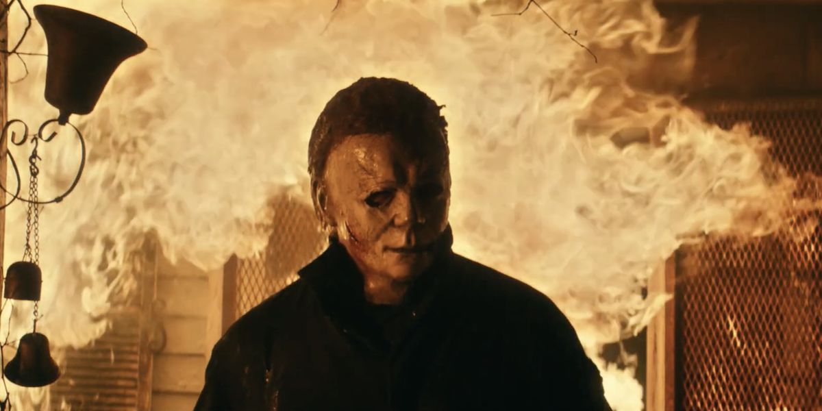 Michael Myers esce da una casa in fiamme in Halloween Kills. Lo sfondo รจ principalmente fiamma.