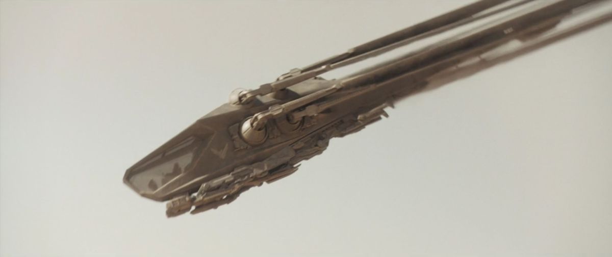 Una macchina per insetti con lame simili a rotori piegate contro i lati.