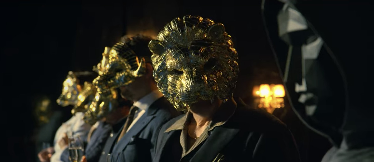 Osservatori con maschere d'oro in Squid Game di Netflix