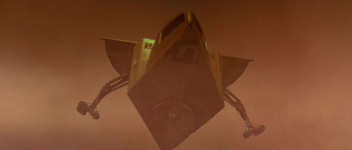 Un polveroso mattone d'ottone che galleggia su piccole ali tozze.