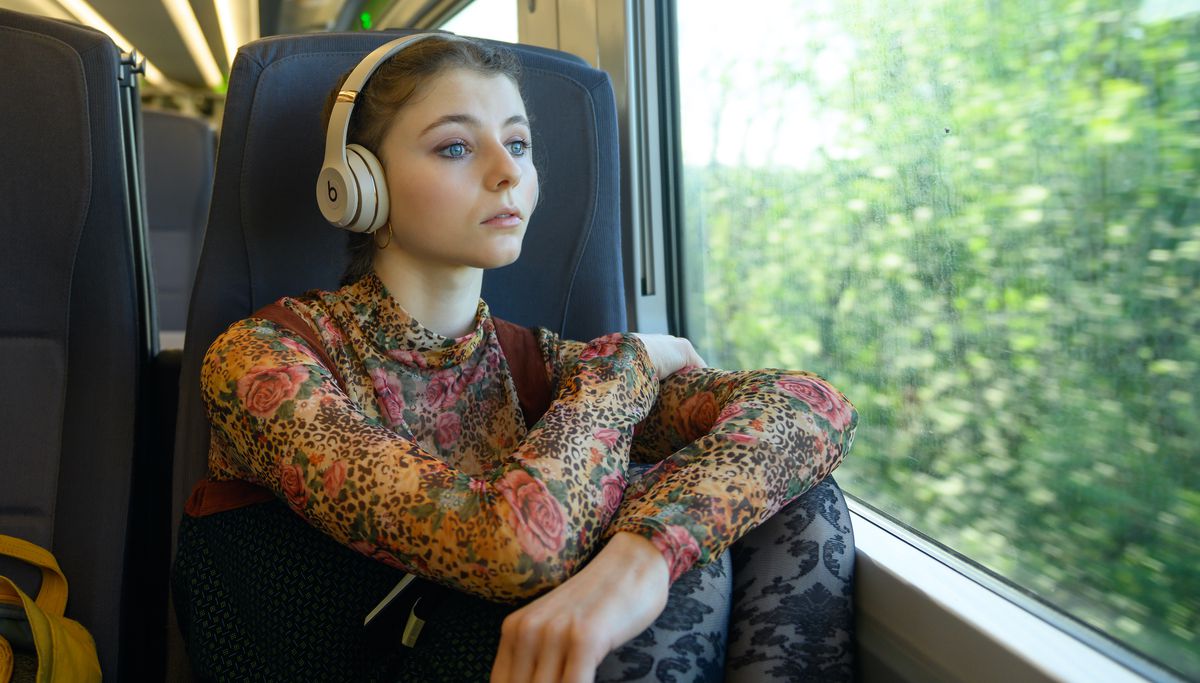 Thomasin McKenzie, raggomitolata su se stessa sul treno per Londra, in Last Night in Soho