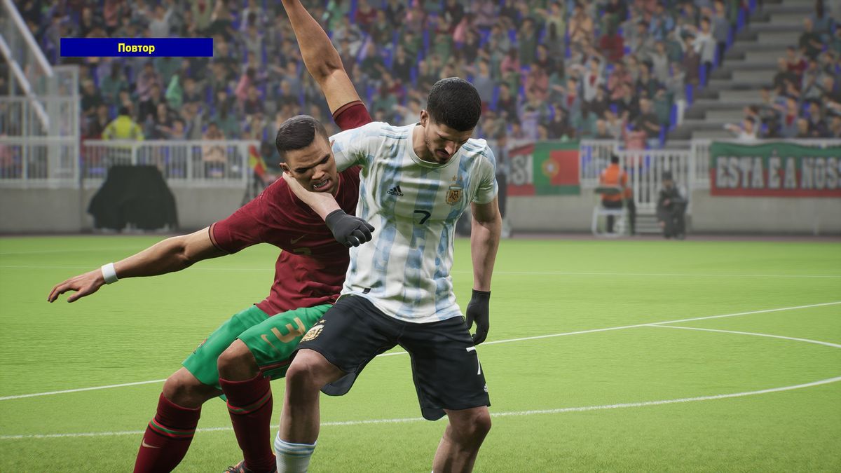 Un giocatore argentino sembra avere un giocatore portoghese in una presa alla testa