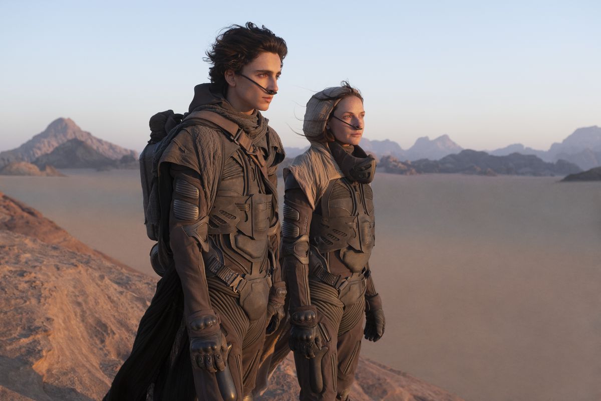 Timothée Chalamet e Rebecca Ferguson fanno la cacca nelle loro tute nel film Dune