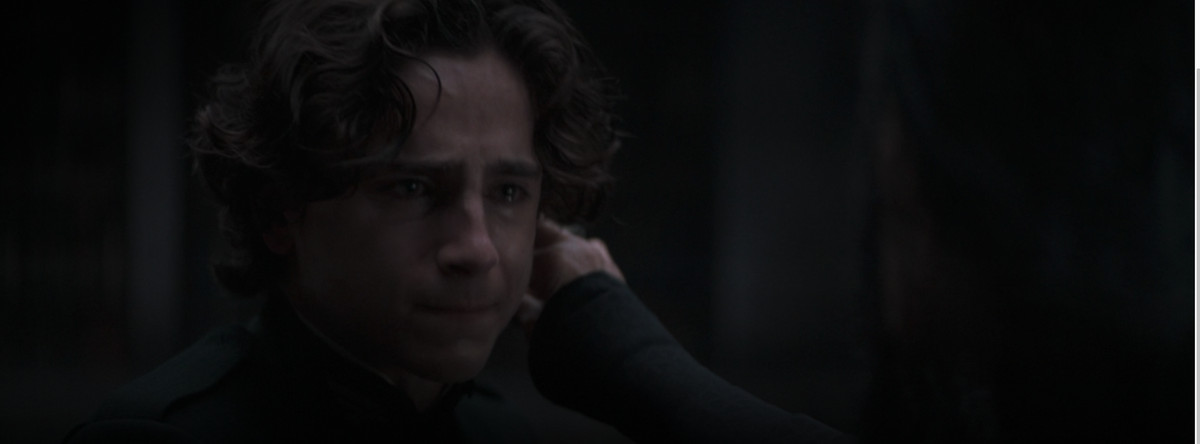 Paul Atreides sopporta il rituale di Gom Jabbar con un ago nel collo mentre prova un grande dolore a Dune (2021).